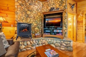 Interior - Hanky Panky - Hot Tub Downtime, Game Nights, Canopy Cuddles & Nearby Attractions (Sevierville)