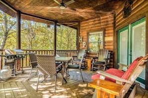 Outdoor dining - Hanky Panky - Hot Tub Downtime, Game Nights, Canopy Cuddles & Nearby Attractions (Sevierville)