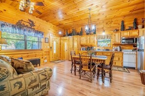 Interior - Hanky Panky - Hot Tub Downtime, Game Nights, Canopy Cuddles & Nearby Attractions (Sevierville)