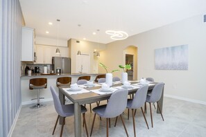 Dining - 2BR Luxury Condo: Game Room, Pool, Disney Close (Davenport)