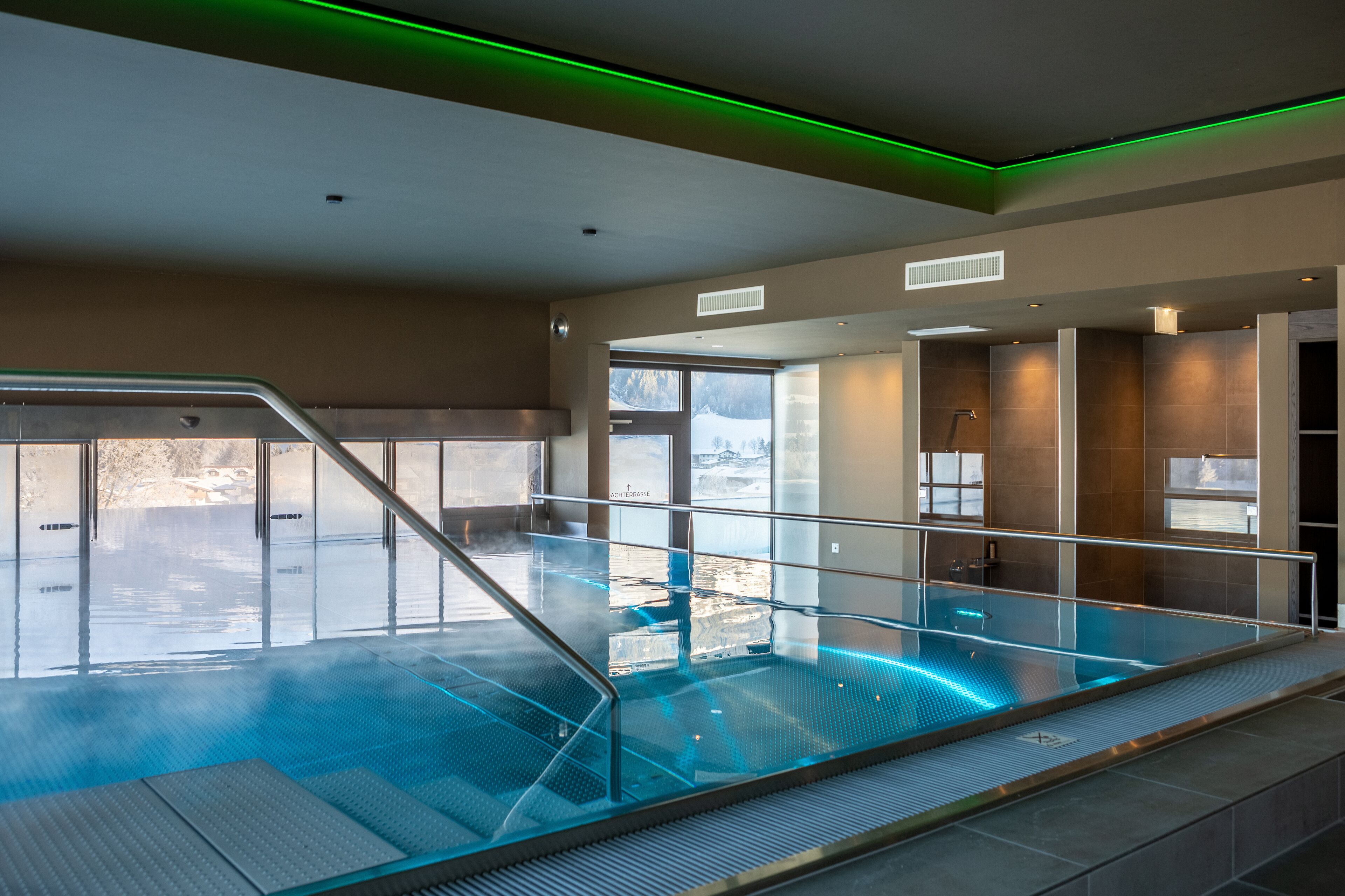 室內泳池、2 個室外泳池；躺椅