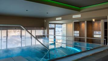 Innenpool, 2 AuĂenpools, LiegestĂŒhle