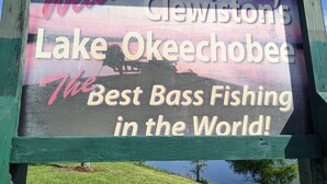 Señal de bienvenida a Glewiston y al lago Okeechobee, destacándolo como el mejor lugar del mundo para la pesca de black bass.