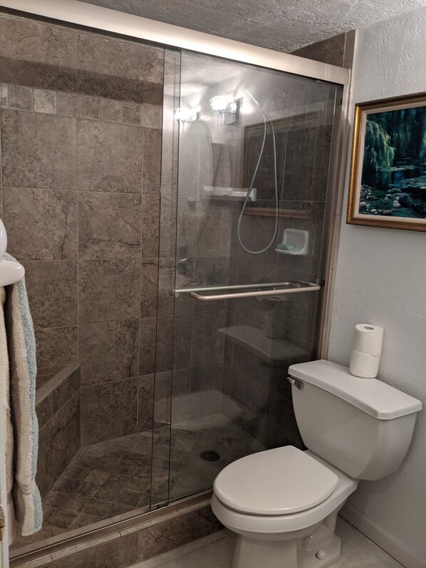 Douche, serviettes fournies