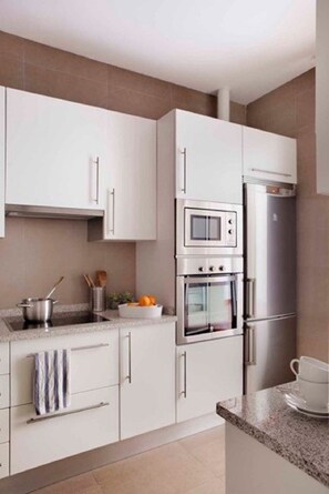 Réfrigérateur, micro-ondes, four, lave-vaisselle