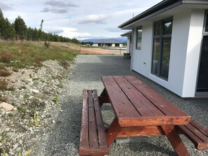 Outdoor dining - Walking distance to lake Ruataniwha (Twizel)