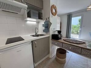 Kylskåp och mikrovågsugn