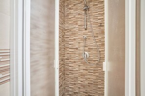 Regadera, secadora de cabello, bidet, toallas 
