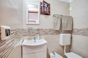 Chuveiro, secador de cabelo, bidê, toalhas de banho