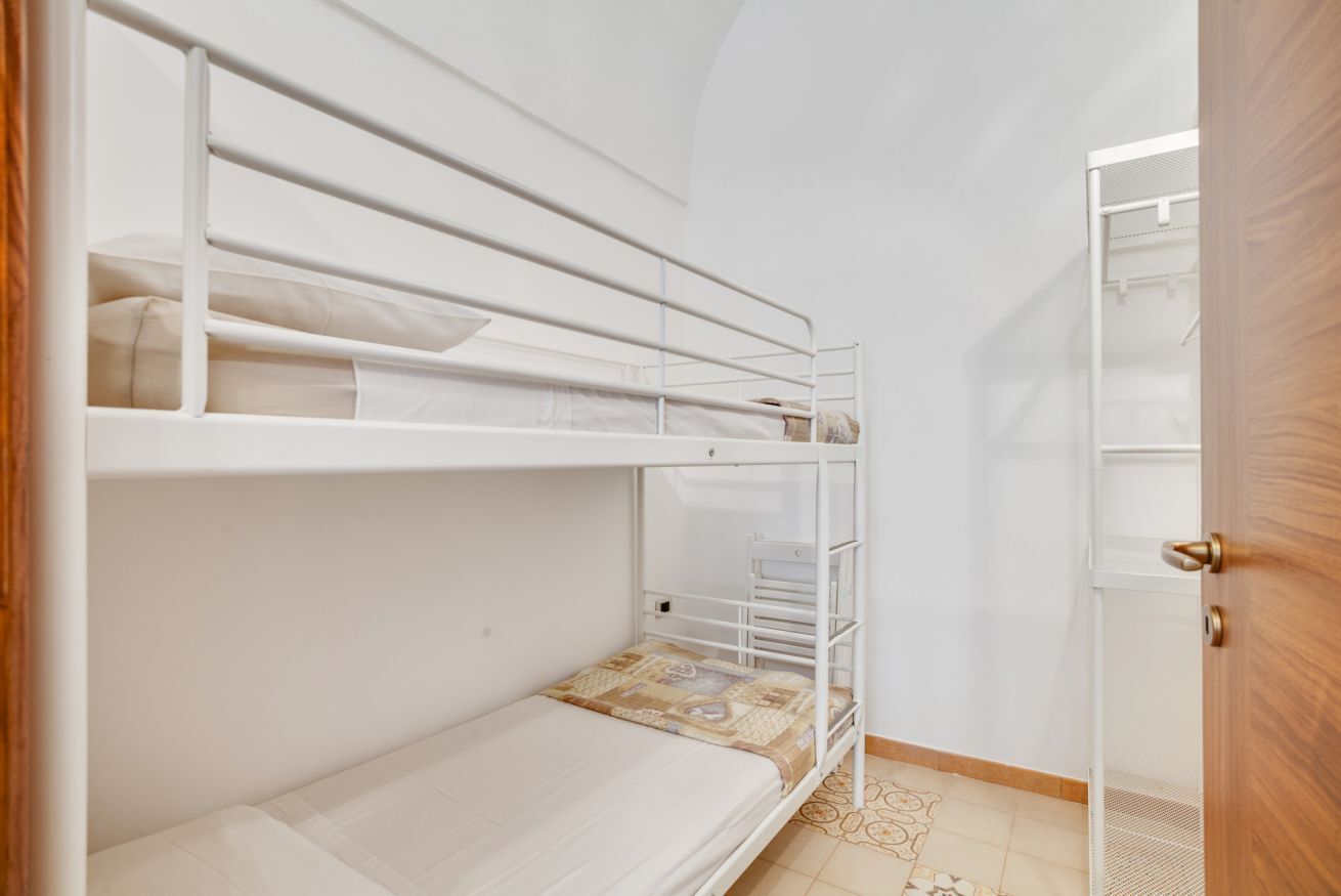 2 bedrooms, iron/ironing board, bed sheets