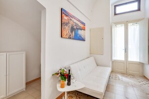 Flat-screen TV - GuestHost - Bright apartment equipped with every comfort to accommodate up to 4 people and located in the center of Polignano, in an area equipped with all essential services, easily reachable on foot. The flat is 400 meters from the lively Piazza Vittor (Polignano a Mare)