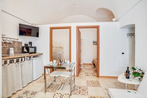 Interior - GuestHost - Bright apartment equipped with every comfort to accommodate up to 4 people and located in the center of Polignano, in an area equipped with all essential services, easily reachable on foot. The flat is 400 meters from the lively Piazza Vittor (Polignano a Mare)