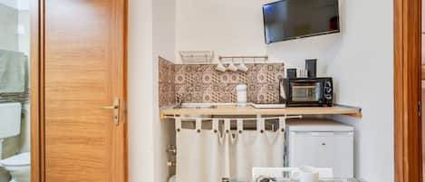 Réfrigérateur, four à micro-ondes, surface de cuisson