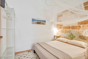 2 habitaciones, tabla de planchar con plancha y ropa de cama 