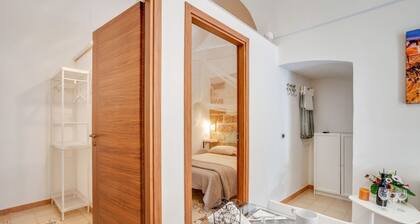GuestHost - Bright apartment equipped with every comfort to accommodate up to 4 people and located in the center of Polignano, in an area equipped with all essential services, easily reachable on foot. The flat is 400 meters from the lively Piazza Vittor