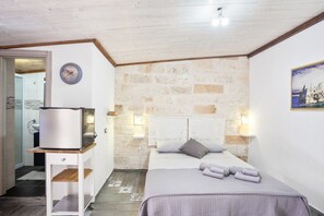 Iron/ironing board, bed sheets