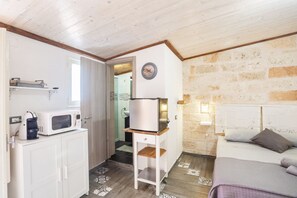 Iron/ironing board, bed sheets