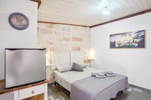 Tabla de planchar con plancha y ropa de cama 