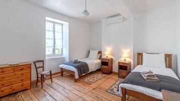 4 Schlafzimmer, Bügeleisen/Bügelbrett, Reisekinderbett, WLAN