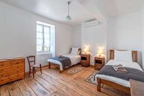4 Schlafzimmer, Bügeleisen/Bügelbrett, Reisekinderbett, WLAN