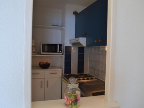 Fridge, microwave, oven, stovetop - Studio cabin with sea view, near Port Fréjus (Fréjus)