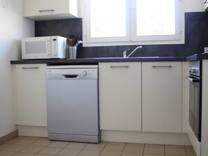 Fridge, microwave, oven, dishwasher - Comfortable house with garden near La Rochelle (Aytré)