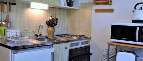 ثلاجة، ميكروويف، فرن، موقد طهي مسطح