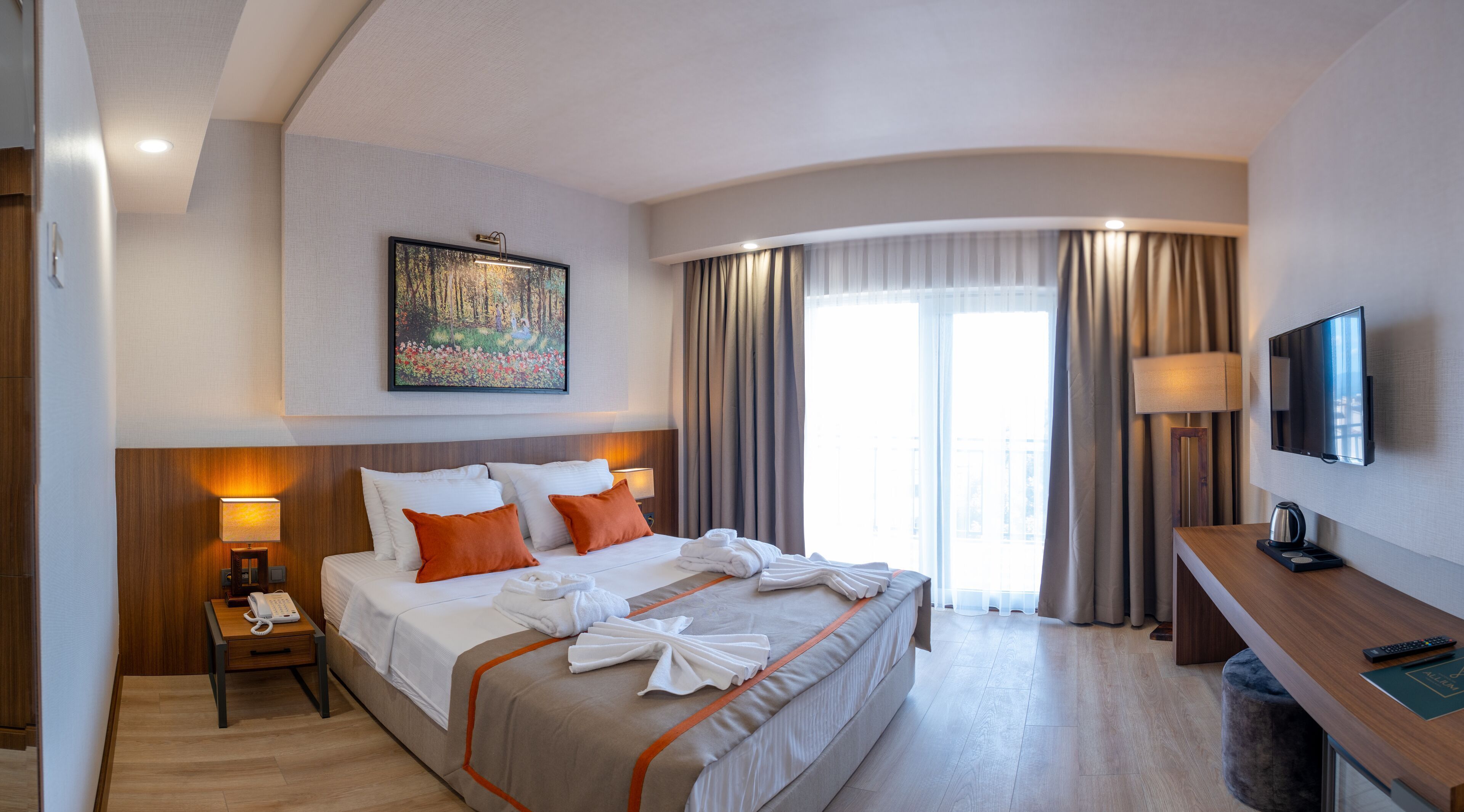 Premium bedding, in-room safe, free WiFi, bed sheets