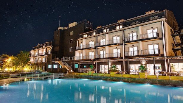 A multi-story hotel with a swimming pool at the front. - Allia Thermal Health & Spa Kazdagları (Edremit)
