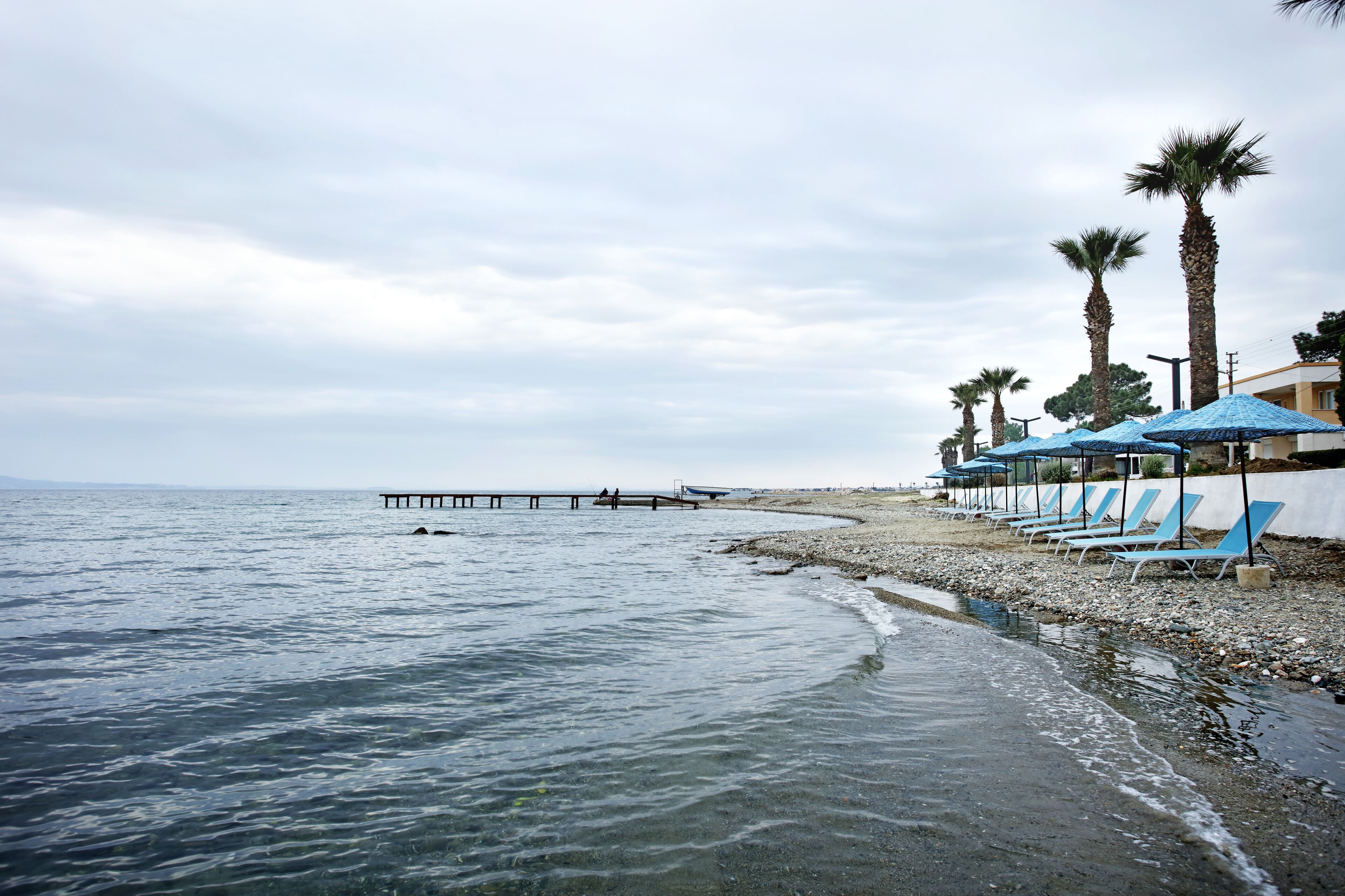 Am Strand, Liegestühle, Sonnenschirme, Strandtücher