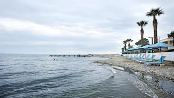 Am Strand, Liegestühle, Sonnenschirme, Strandtücher