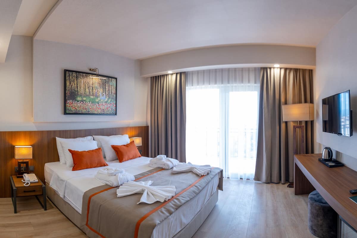 Premium bedding, in-room safe, laptop workspace, free WiFi