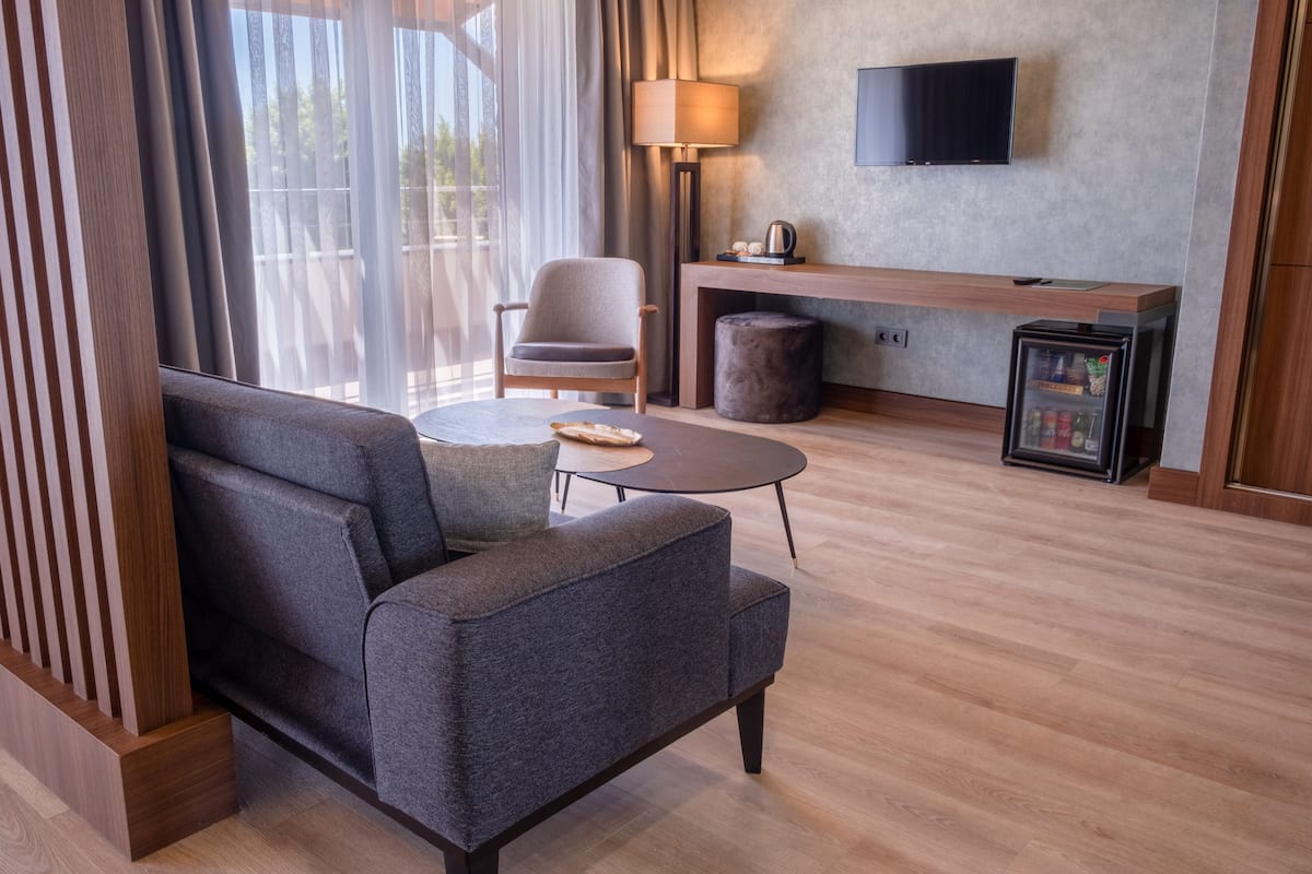 Junior Room, Mountain View | Premium bedding, in-room safe, laptop workspace, free WiFi