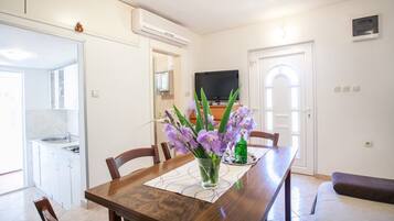 House, 1 Queen Bed with Sofa bed | Private kitchen | Fridge, microwave, stovetop, electric kettle