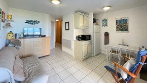 Een knus verblijf met een kitchenette, een eethoek en een zithoek.