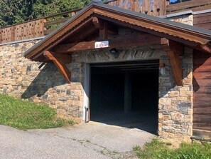 Un edificio rústico con fachada de piedra y entrada de madera.