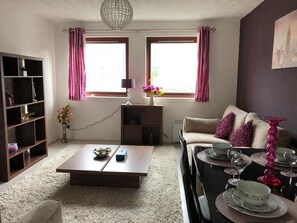 Apartment | Living room - Stunning 2-bed Serviced Selfcatering Apartment (Edinburgh)