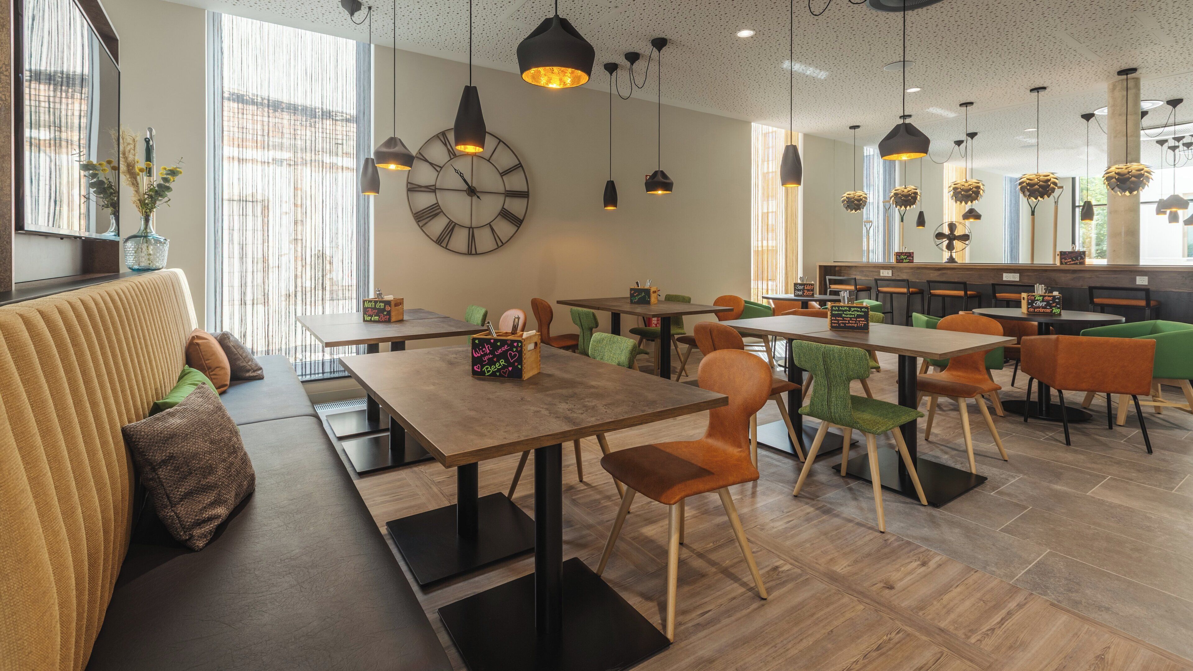 Petit déjeuner buffet (19.00 EUR par personne)