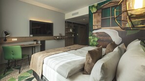 Ropa de cama hipoalergénica y caja de seguridad en la habitación