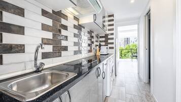 Frigorífico, microondas, placa de cocina y cafetera o tetera