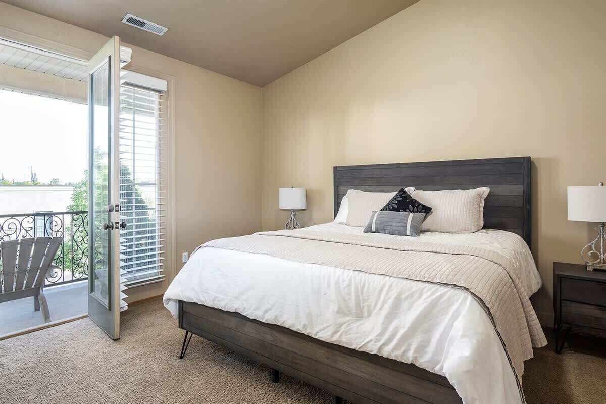4 bedrooms, travel crib, WiFi, bed sheets