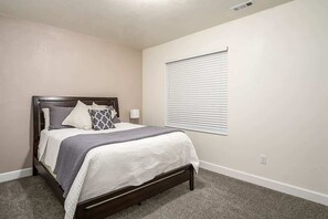 4 bedrooms, travel cot, WiFi, bed sheets - A La Mode Stunning 4 bedroom Orem Home (Orem)