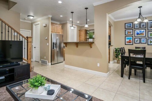 A La Mode Stunning 4 bedroom Orem Home