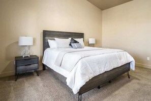 4 室のベッドルーム、旅行用ベビーベッド、WiFi、ベッドシーツ