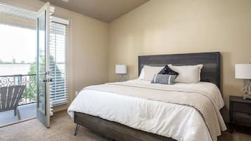 4 bedrooms, travel crib, WiFi, bed sheets