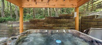Sitting Bear Cottage in Gingercake Acres on the east side of Linville Gorge
