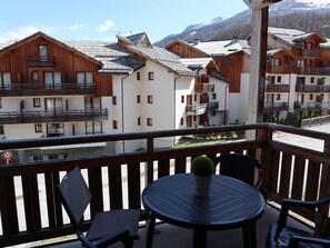 Outdoor dining - Cozy apartment with pool, sleeps 4, Les Orres 1800 (Les Orres)