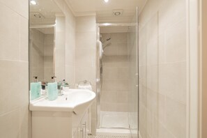 Doccia, asciugacapelli, asciugamani, sapone