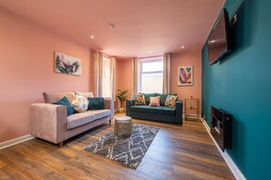 Smart TV, fireplace - HIGHCLIFFE EMERALD SUITE - BEACHFRONT - SLEEPS 6 (Blackpool)