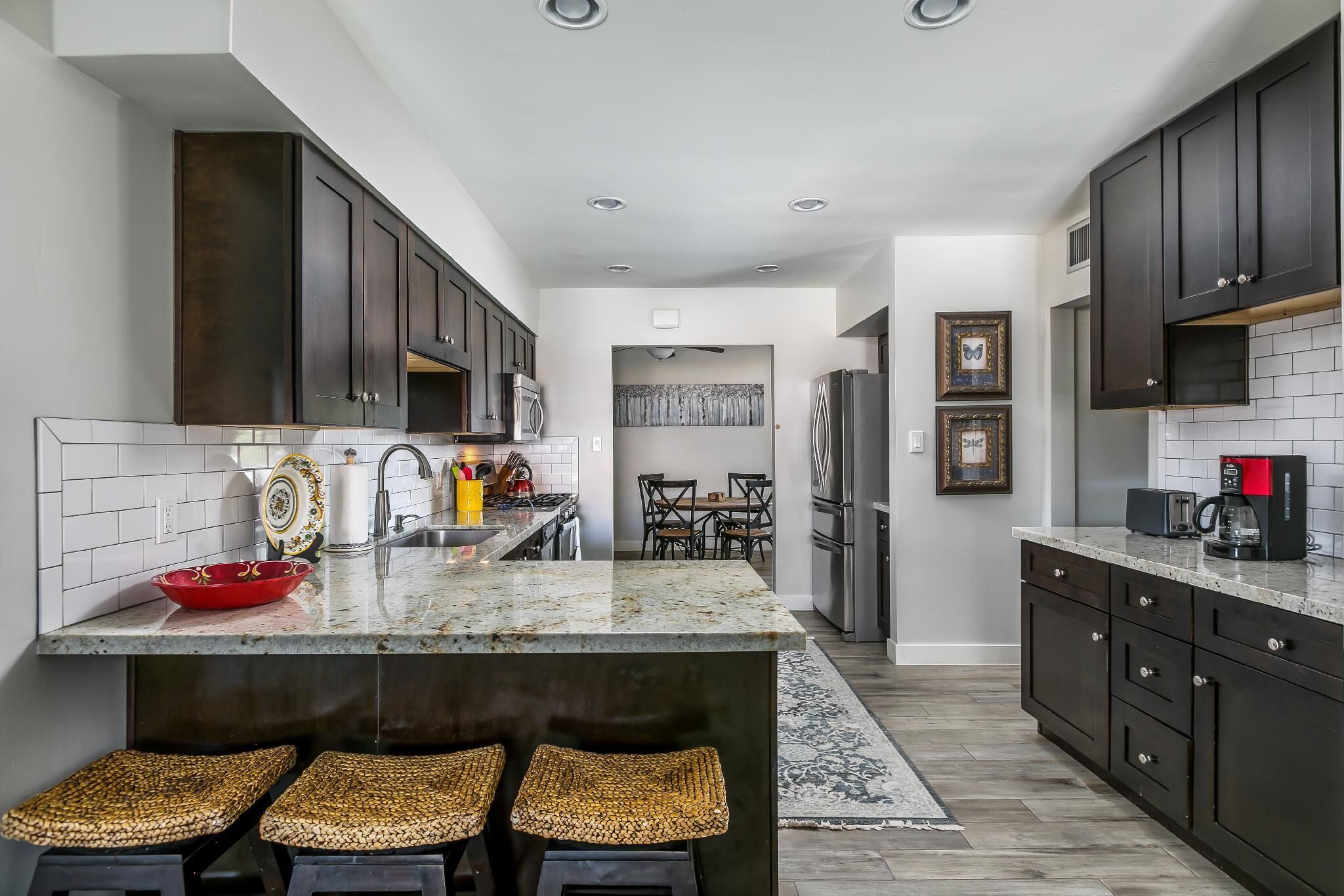 Kjøleskap, mikrobølgeovn, ovn og kokeplater